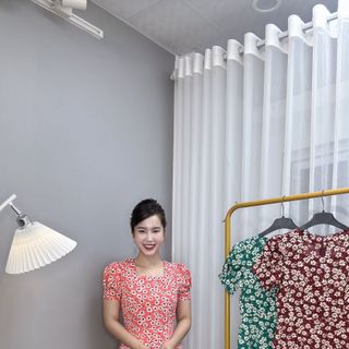 Đầm hoa nhí trung niên dáng dài chất lụa ý TMF sang trọng, váy cổ vuông váy mặc dài qua gối và có túi hai bên - VD033