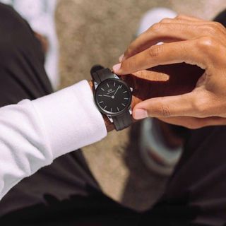 ĐỒNG HỒ NAM NỮ CAO CẤP D.W MOTION DÂY CAO SU ĐEN KÈM TEM KÍCH HOẠT BẢO HÀNH ĐIỆN TỬ