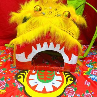 Đầu lân kim sa cho bé - Đầu múa lân Trung thu cho bé có đuôi kim sa, mắt có đèn, decor Tết, trang trí Trung thu