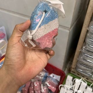 (Hình Cá Màu )Đá bọt biển chà gót chân tẩy tế bào chết.