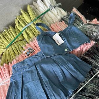 Set áo 2 dây bản to kèm váy jeans xếp ly