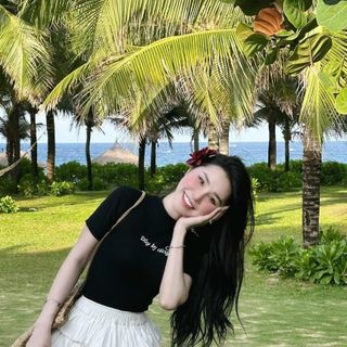 Set áo thun thêu Day By Day kèm chân váy bèo tầng xếp ly có quần trong