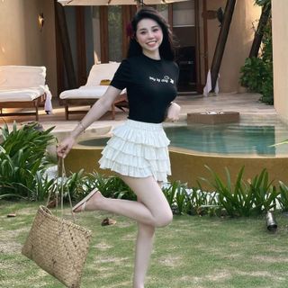 Set áo thun thêu Day By Day kèm chân váy bèo tầng xếp ly có quần trong