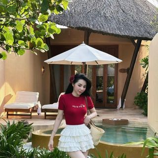 Set áo thun thêu Day By Day kèm chân váy bèo tầng xếp ly có quần trong