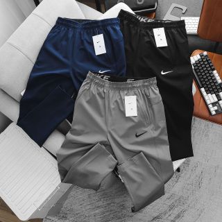 Suông chất gió hãng dày mát Trơn láng, co giãn 4 chiều. Logo thêu 3 túi khoá kéo Size : m l xl 2xl /2222/8c 3 màu/ ri 24c