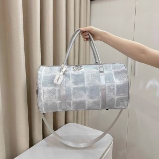 TÚI DU LỊCH, TÚI TRỐNG GẤP GỌN HỌA TIẾT Ô TRẮNG PHỐI LOANG XÁM KÈM DÂY ĐEO TIỆN LỢI WH693 - WINNIE HOUSE