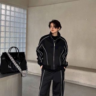 Áo khoác dù phối logo in. Chất dù xịn 2 lớp .2 size L và xl.chạy viền mí như hình.dây kéo phao chắc chắn.