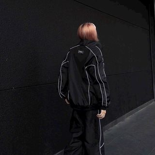 Áo khoác dù phối logo in. Chất dù xịn 2 lớp .2 size L và xl.chạy viền mí như hình.dây kéo phao chắc chắn.