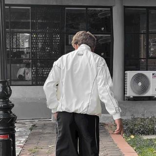 Áo khoác dù phối logo in. Chất dù xịn 2 lớp .2 size L và xl.chạy viền mí như hình.dây kéo phao chắc chắn.