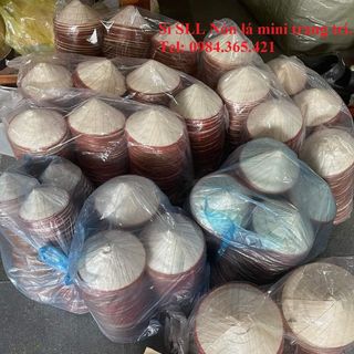 Nón lá mini trang trí, decord sản xuất theo phương thức truyền thống thủ công làng nghề. Nón 3 vòng đường kính sản phẩm 6cm