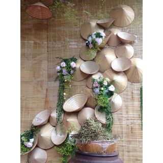 Nón lá mini trang trí, decord sản xuất theo phương thức truyền thống thủ công làng nghề. Nón 3 vòng đường kính sản phẩm 6cm