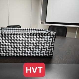 Hộp khung sắt đựng quần áo.