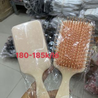 Lược chải tóc giá trên sản phẩm