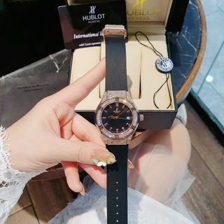 ĐỒNG HỒ NAM NỮ CAO CẤP HUB MÁY PIN NHẬT DÂY CAO SU VIỀN VUÔNG