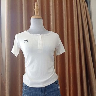 Áo thun cổ trụ phối nút thêu nơ cổ ren