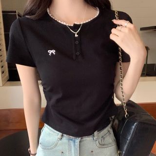 Áo thun cổ trụ phối nút thêu nơ cổ ren