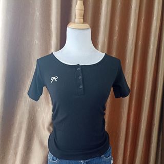 Áo thun cổ trụ phối nút thêu nơ cổ ren
