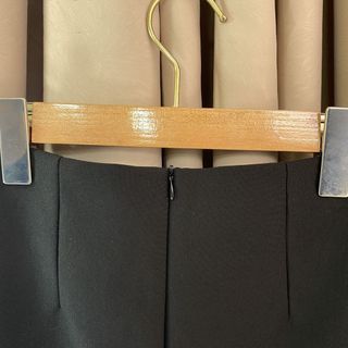 Chân váy công sở ôm dáng ngắn vải thun co giãn 4 chiều loại 1 màu đen có 1 túi bên trong, có quần trong tùy loại CVOD016