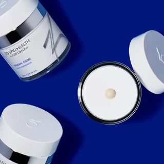 Kem dưỡng ẩm RENEWAL CREMÉ
Thúc đẩy khả năng sửa chữa làn da khô và thiếu dưỡng chất.
Kem dưỡng ẩm, làm dịu và mềm mịn da
Dưỡng ẩm bằng cách cung cấp dưỡng chất chống oxy hóa
Kem dưỡng ẩm được xem là một bước trong liệu trình điều trị da khô.