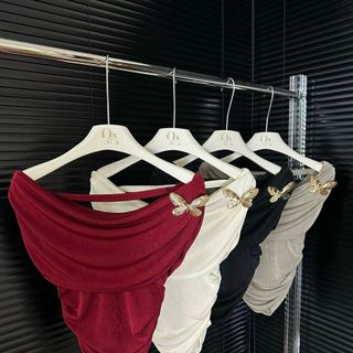 Áo trễ vai cài tag bướm