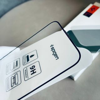 KÍNH CƯỜNG LỰC CAO CẤP SPIGEN CHÍNH HÃNG Độ Trong suốt đạt chuẩn HD. Keo xịn 330AB Chống tĩnh điện kháng nước, kháng bụi Chống ánh sáng Xanh, chống tia cực tím, công nghệ phủ nano chống chầy hạn chế bám vân thao tác vuốt chạm cực mướt fullbox đầy đủ phụ kiện