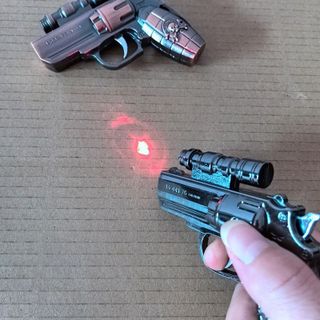 BẬT LỬA KHÈ HÌNH SÚNG LỰU ĐẠN CÓ ỐNG NGẮM TIA LASER F35 - XÀI GAS