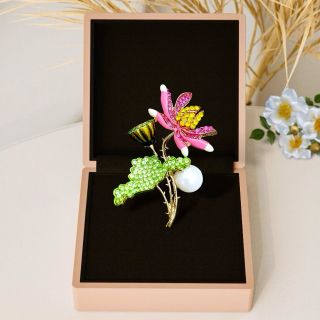 Ghim cài áo hoa sen đính Ngọc trai nước ngọt thời trang cao cấp sang trọng dành cho nữ (5.6cm)