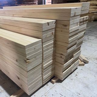 Ván gỗ thông dùng đóng kệ sách, kệ bếp, kệ decor