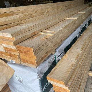 Ván gỗ thông dùng đóng kệ sách, kệ bếp, kệ decor