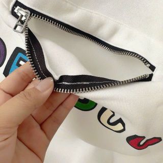 Aó hoodie DESUU có túi bao tử như hình.logo in.dây rút ở lai và nón.chất thun nỉ mềm mịn mát nha Nón rộng 2 lớp vải chính