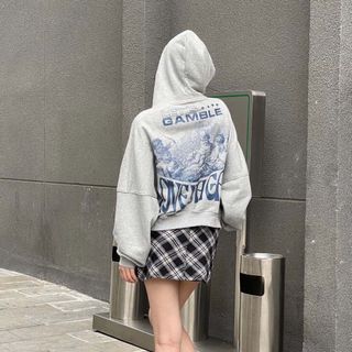 Áo hoodi chất thun nỉ dày mịn,nón rộng 2 lớp vải chính ,diễu chằn vai và nách như hình,tay phồng và rộng ,dây kéo 2 đầu