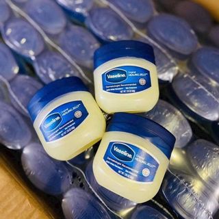 Vaseline trị nứt nẻ môi, tay chân