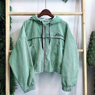 Áo khoác nhung lửng, logo thêu, chạy viền.