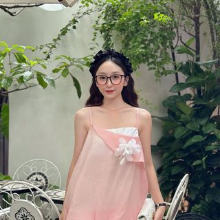 Váy hai dây ngắn xòe dáng bí phối hoa nổi đầm 2 dây ngắn dáng xòe tiểu thư sang chảnh