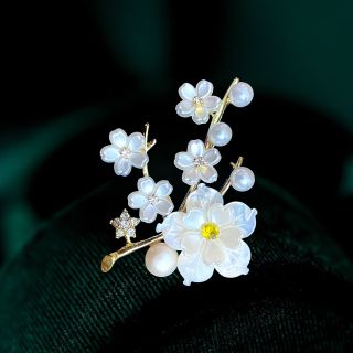Ghim Cài Áo Hình Cành Hoa Mai Cánh Hoa Xà Cừ Cao Cấp Sang Trọng Dành Cho Nữ - 6.5cm