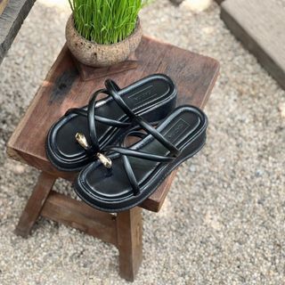 Dép đế bánh mì quai chéo xỏ ngón khóa đồng Hadu K507D