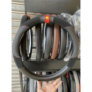 Bọc vô lăng cờ Việt Nam da vân Carbon phối Da lộn