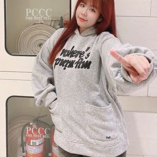 Áo hoodie . Chất thun nỉ.mịn mát dày.form dưới 70kg. Chống nắng, giữ ấm tốt.logo in đẹp .tay phòng ,nón 2 lớp vải chính .