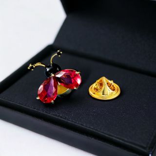 PIN CÀI ÁO HÌNH CHÚ ONG PHA LÊ ĐỎ XINH XẮN DÀNH CHO NAM NỮ - 1.5cm