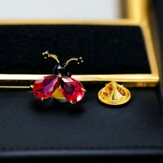 PIN CÀI ÁO HÌNH CHÚ ONG PHA LÊ ĐỎ XINH XẮN DÀNH CHO NAM NỮ - 1.5cm
