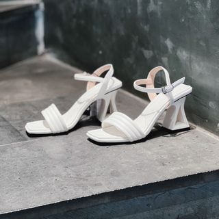 Giày sandal 7P gót tam giác mở quai ngang dập phồng Hadu M7118