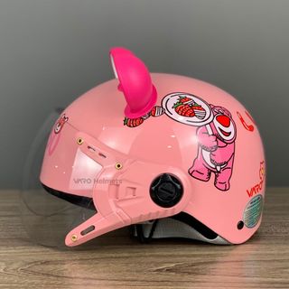 Mũ Bảo Hiểm Trẻ Em Kính Càng VARO Helmet Gấu Dâu Lotso Dễ Thương Cho Bé Từ 5-10 Tuổi Kèm Tai Gấu Dâu