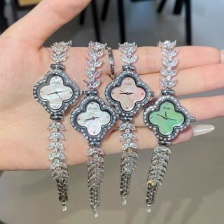 Đồng hồ Scotties lắc đính đá lên tay siêu sang