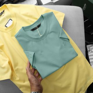 Áo thun cotton nam.  Vải Cotton 4 chiều cao cấp, mỏng nhẹ, đặc biệt ko nhăn, ko bạc màu.