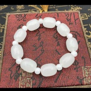 Vòng tay đá trắng phong thủy
