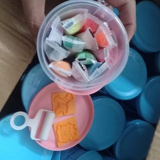 MẪU MỚI - Đất nặn nhiều màu Deli - Chất liệu an toàn có khuôn kèm 12 màu 01 hộp nhựa có quai xách