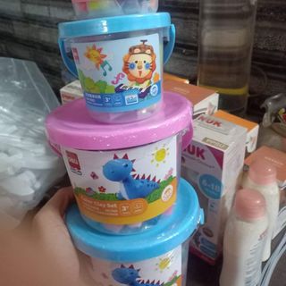 MẪU MỚI - Đất nặn nhiều màu Deli - Chất liệu an toàn có khuôn kèm 12 màu 01 hộp nhựa có quai xách