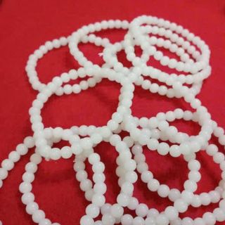 Vòng tay đá trắng xinh sang trọng