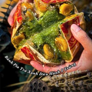 BÁNH PÍA TRÀ XANH DỪA HÀNH 8 TRỨNG 600G - WINNIE HOUSE