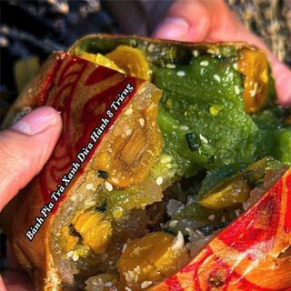 BÁNH PÍA TRÀ XANH DỪA HÀNH 8 TRỨNG 600G - WINNIE HOUSE